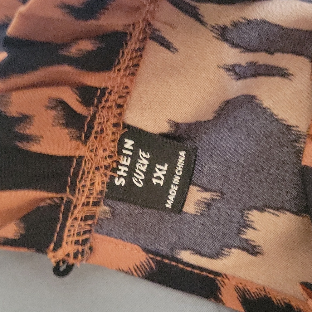 Cheetah Print Blouse  🐆 - Picture 3 of 4